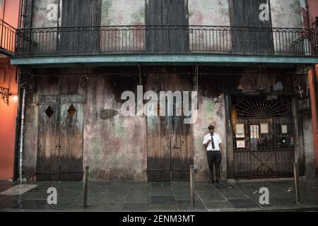 Ein Musiker vor der berühmten Preservation Hall im French Quarter von New Orleans, der das reiche Jazz-Erbe und den zeitlosen Charme der Stadt verkörpert. Stockfoto