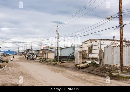 Holzhäuser auf einer Straße in Pond Inlet, Mittimalakit, Nunavut, Baffin Island Stockfoto