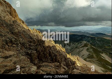 Gran Sasso und Monti della Laga Nationalpark, die Hochebene des Campo Imperatore von dem Weg abwärts von der Spitze des Corno Grande gesehen. Abruzzen, Ital Stockfoto