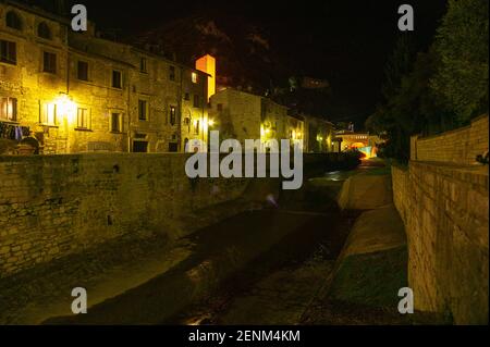 Blick auf eine Gasse in Gubbio bei Nacht. Perugia Provinz, Umbrien, Italien, Europa Stockfoto