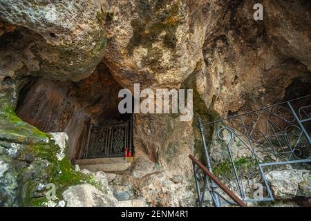 Hermitage in einer Höhle, Einsiedelei von San Domenico in den Abruzzen. Provinz L'Aquila, Abruzzen, Italien, europa Stockfoto