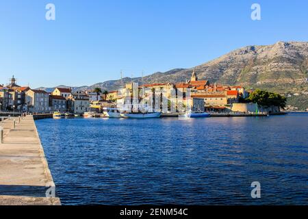 Korcula, Kroatien - 3. Oktober 2011: Altstadt von Korcula von Marina aus gesehen Stockfoto