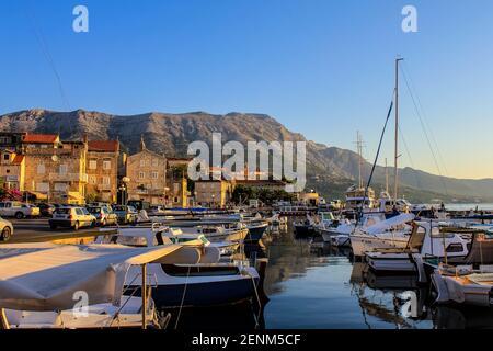 Korcula, Kroatien - 4. Oktober 2011: Blick auf den Hafen von Korcula mit der Altstadt im Hintergrund Stockfoto