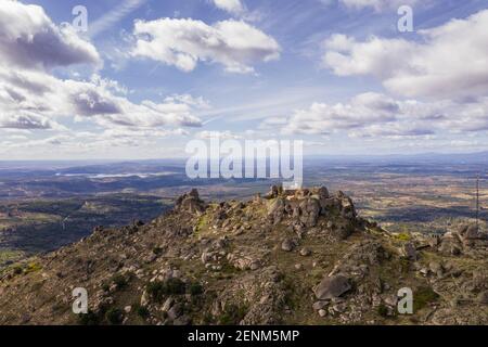 Drohne Luftpanorama Ansicht von Monsanto Burg historischen Dorf, in Portugal Stockfoto