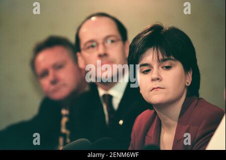 Nicola Sturgeon (rechts) von der Scottish National Party hört ihrem Parteiführer Alex Salmond zu, der sich bei der Veröffentlichung des SNP-Manifests 1999 für den Holyrood-Wahlkampf in Edinburgh, Schottland, an die Medien wendet. Frau Sturgeon wurde 1999 in das neu geschaffene schottische parlament gewählt und diente anschließend als stellvertretende erste Ministerin des Landes unter Alex Salmond MSP und dann als erste Ministerin. Zur Zeit der Wahl 1999 arbeitete sie als Rechtsanwältin im Drumchapel Law and Money Advice Center in Glasgow. Stockfoto