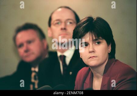 Nicola Sturgeon (rechts) von der Scottish National Party hört ihrem Parteiführer Alex Salmond zu, der sich bei der Veröffentlichung des SNP-Manifests 1999 für den Holyrood-Wahlkampf in Edinburgh, Schottland, an die Medien wendet. Frau Sturgeon wurde 1999 in das neu geschaffene schottische parlament gewählt und diente anschließend als stellvertretende erste Ministerin des Landes unter Alex Salmond MSP und dann als erste Ministerin. Zur Zeit der Wahl 1999 arbeitete sie als Rechtsanwältin im Drumchapel Law and Money Advice Center in Glasgow. Stockfoto