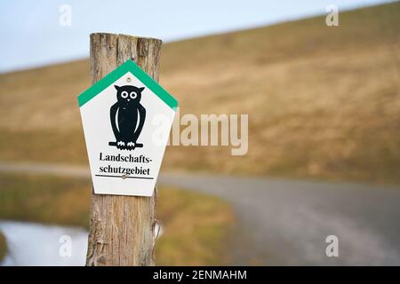 Schild mit der Aufschrift Landschaftsschutzgebiet auf dem Mittellandkanal Bei Magdeburg in Deutschland mit Copyspace Stockfoto