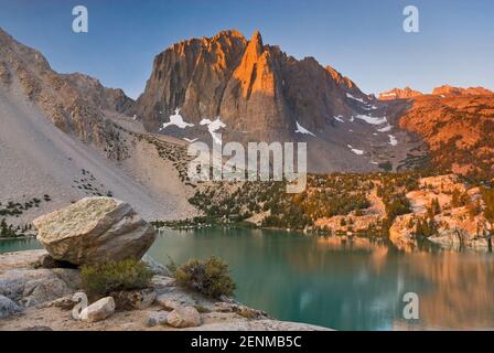 Tempel-Fels über zweiten See, Sonnenaufgang, Big Pine Lakes, The Palisades Region, John Muir Wilderness, östliche Sierra Nevada, Kalifornien, USA Stockfoto