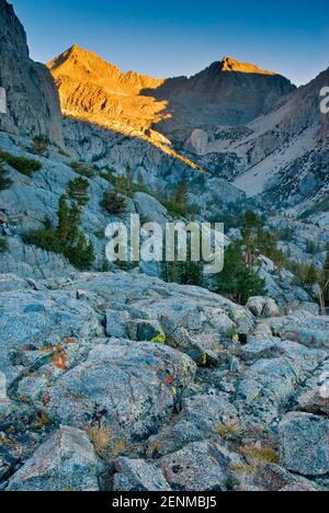 Mt Gayley und Temple Crag gesehen bei Sonnenaufgang aus der Gegend nahe Brainard Lake, der Palisades Region, John Muir Wilderness, Eastern Sierra Nevada, Kalifornien Stockfoto