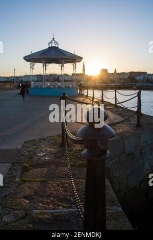 Der Bandstand bei Sonnenuntergang am Dun Laoghaire Pier, Dublin, Irland. Stockfoto