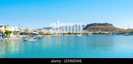 Rhodos Insel, Griechenland - 14. August 2019: Wunderschöne mediterrane Landschaft der Haraki Bucht an der Ostküste der Insel Rhodos Stockfoto