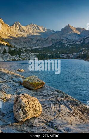 Blue Lake im Becken von Sabrina, Mount Thompson auf Links, Evolution Region, John Muir Wilderness, östliche Sierra Nevada, Kalifornien, USA Stockfoto