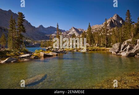 Blue Lake im Becken von Sabrina, Mount Thompson auf Links, Evolution Region, John Muir Wilderness, östliche Sierra Nevada, Kalifornien, USA Stockfoto