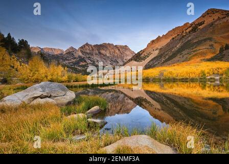 North Lake im Sabrina Basin im Herbst bei Sonnenaufgang Mt. Lamarck in weiter Entfernung. Evolution Region, John Muir Wilderness, Eastern Sierra Nevada, Kalifornien Stockfoto