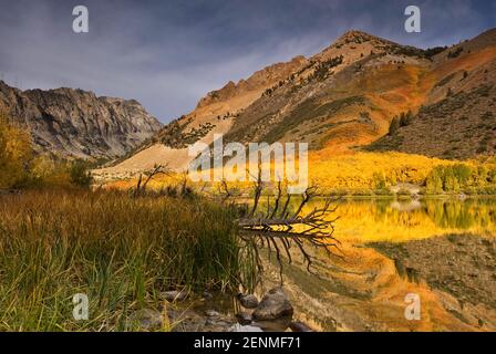 North Lake in Sabrina Becken im Herbst Evolution Region, John Muir Wildnis, östlichen Sierra Nevada, Kalifornien, USA Stockfoto