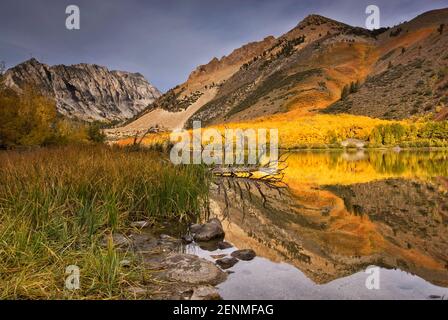 North Lake in Sabrina Becken im Herbst Evolution Region, John Muir Wildnis, östlichen Sierra Nevada, Kalifornien, USA Stockfoto