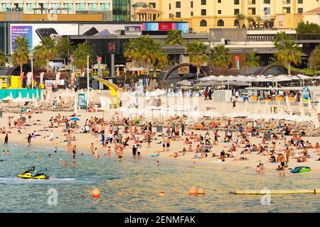 JBR Marina Beach in Dubai beschäftigt mit Touristen, die während der Coronavirus-Pandemie reisen. Vereinigte Arabische Emirate ist offen für Tourismus mit COVID Einschränkungen. Stockfoto