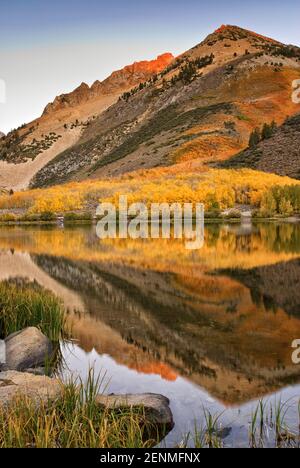 North Lake in Sabrina Basin bei Sonnenaufgang im Herbst Evolution Region, John Muir Wilderness, Eastern Sierra Nevada, California, USA Stockfoto