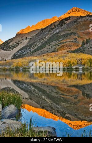 North Lake in Sabrina Basin bei Sonnenaufgang im Herbst Evolution Region, John Muir Wilderness, Eastern Sierra Nevada, California, USA Stockfoto