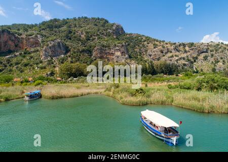 Luftaufnahme von Booten auf dem Dalyan Fluss mit alten lykischen Felsgräbern (Gräber der Könige) im Hintergrund, Dalyan, Provinz Muğla, Türkei Stockfoto