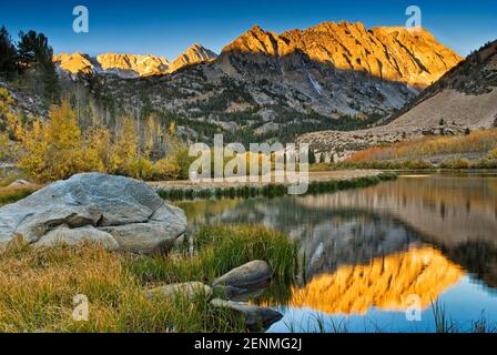 North Lake im Sabrina Basin im Herbst bei Sonnenaufgang Mt. Lamarck in Far Distance Evolution Region, John Muir Wilderness, Eastern Sierra Nevada, Kalifornien Stockfoto