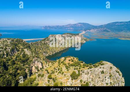 Luftaufnahme über den Sülüngür See mit dem Strand İztuzu im Hintergrund, Dalyan, Provinz Muğla, Türkei Stockfoto