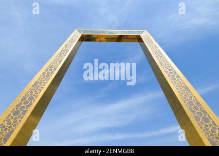 Das Dubai Frame Gebäude, früher bekannt als Al Berwaz Tower im Zabeel Park in Dubai, Vereinigte Arabische Emirate. Goldener Rahmen, der größte der Welt. Stockfoto