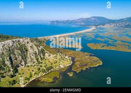 Luftaufnahme über den Sülüngür See und Feuchtgebiete mit İztuzu Strand im Hintergrund, Dalyan, Provinz Muğla, Türkei Stockfoto