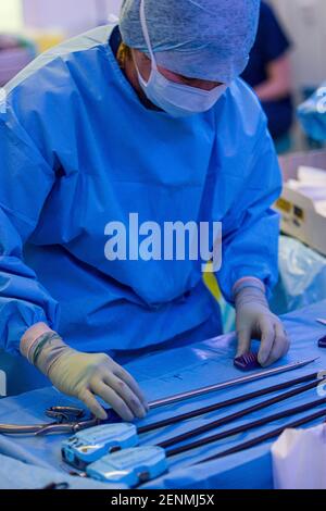 Ärzte und Chirurgen führen Operation durch. Stockfoto