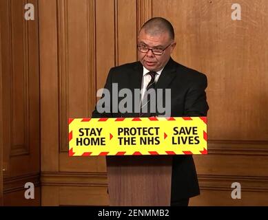 Screengrab des stellvertretenden Chief Medical Officer für England Professor Jonathan Van Tam während einer Medienbesprechung in Downing Street, London, zum Coronavirus (Covid-19). Bilddatum: Freitag, 26. Februar 2021. Stockfoto