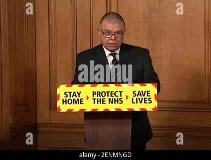Screengrab des stellvertretenden Chief Medical Officer für England Professor Jonathan Van Tam während einer Medienbesprechung in Downing Street, London, zum Coronavirus (Covid-19). Bilddatum: Freitag, 26. Februar 2021. Stockfoto