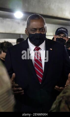 US-Verteidigungsminister Lloyd J. Austin III, spricht mit Soldaten der 4th Infantry Division, während eines Besuchs des ersten staatlichen, staatlich unterstützten COVID Community Impfince Center an der California State University Los Angeles 24. Februar 2021 in Los Angeles, Kalifornien. Stockfoto