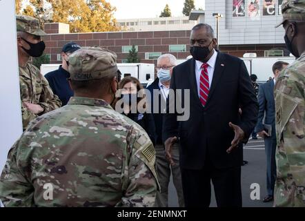 US-Verteidigungsminister Lloyd J. Austin III, spricht mit Soldaten der 4th Infantry Division, während eines Besuchs des ersten staatlichen, staatlich unterstützten COVID Community Impfince Center an der California State University Los Angeles 24. Februar 2021 in Los Angeles, Kalifornien. Stockfoto