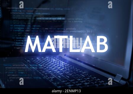 MATLAB-Beschriftung vor Laptop und Code-Hintergrund. Lernen Programmiersprache, Computer-Kurse, Schulungen. Stockfoto