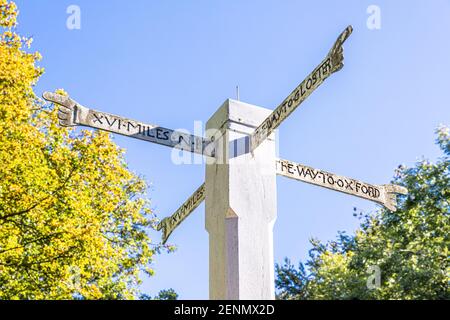 Izods Post oder Izods Cross Hands aus 1669 auf Westington Hügel errichtet über dem Cotswold Stadt Chipping Campden, Gloucestershire, Großbritannien Stockfoto