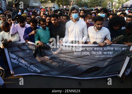 Aktivisten des Studentenrechtsrats rufen während einer Demonstration Parolen Nach dem Tod des bangladeschischen Schriftstellers Mushtaq Ahmed im Gefängnis Monate danach Stockfoto