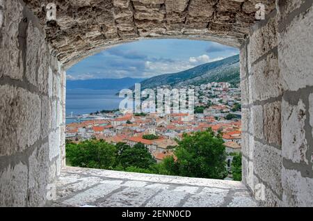 Blick vom Steinfenster auf Senj Stadt, Kroatien. Blick von der Festung Nehaj, Festung auf dem Hügel, Velebit, Kroatien. Stockfoto