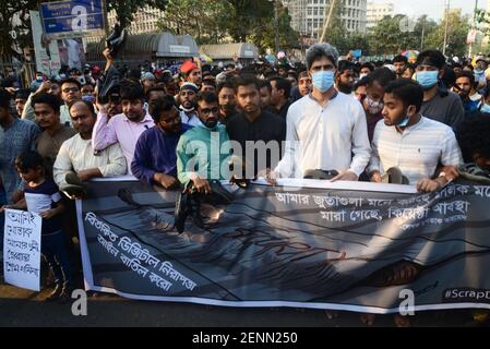 Aktivisten des Studentenrechtsrats rufen während einer Demonstration Parolen Nach dem Tod des bangladeschischen Schriftstellers Mushtaq Ahmed im Gefängnis Monate danach Stockfoto