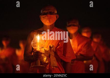 Thailand. Februar 2021, 26th. Buddhistische Mönche nehmen am Magha Puja (aka Makha Bucha) Tag im Wat Phra Dhammakaya in Bangkok, Thailand Teil. Eintausend Mönche waren anwesend, einhunderttausend Kerzen wurden angezündet, und über eine Million buddhistische Anhänger wurden via Zoom auf massive Bildschirme rund um die Stupa gestreamt. In der Regel würden Zehntausende anwesend sein, aber aufgrund der COVID-19 wurde die diesjährige Feier auf ein Minimum beschränkt. Quelle: Andre Malerba/ZUMA Wire/Alamy Live News Stockfoto