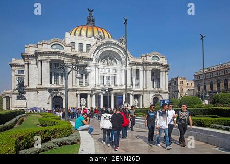 Palacio de Bellas Artes / Palast der Schönen Künste im Jugendstil und neoklassizistischen Stil, Kulturzentrum im historischen Stadtzentrum von Mexiko-Stadt Stockfoto