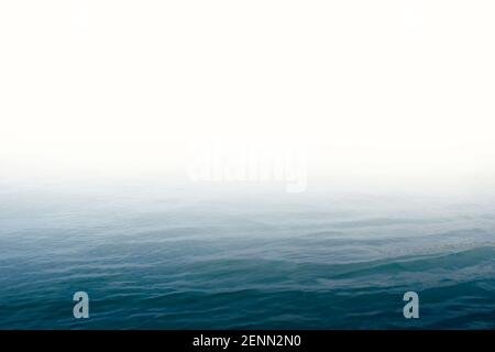 Kopieren Raum Oberfläche Wasser Textur für Hintergrund. Wasser isoliert mit weißem Raum für Text Stockfoto
