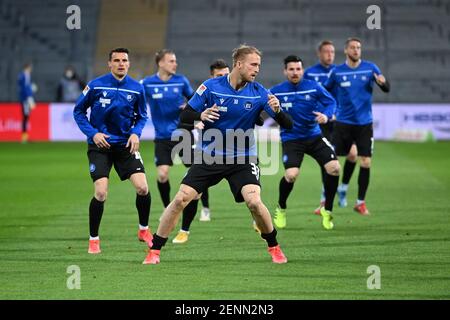 Darmstadt, Deutschland. Februar 2021, 26th. Aufwärmen: Von links nach rechts Philip Heise (KSC), Philipp Hofmann (KSC), Jerome Gondorf (KSC). GES/Football/2. Bundesliga: Darmstadt 98 - Karlsruher Sport-Club, 02.26.2021 Fußball: 1st Liga: Darmstadt 98 vs Karlsruher Sport-Club, Darmstadt, 26. Februar 2021 Quelle: dpa/Alamy Live News Stockfoto