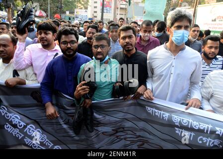Aktivisten des Studentenrechtsrats rufen während einer Demonstration Parolen Nach dem Tod des bangladeschischen Schriftstellers Mushtaq Ahmed im Gefängnis Monate danach Stockfoto