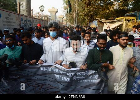 Aktivisten des Studentenrechtsrats rufen während einer Demonstration Parolen Nach dem Tod des bangladeschischen Schriftstellers Mushtaq Ahmed im Gefängnis Monate danach Stockfoto