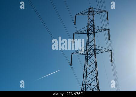 Stahlgitterturm elektrischer Pylon, der über die Übertragungsleitungen führt, Flamstead, Hertfordshire, Großbritannien Stockfoto