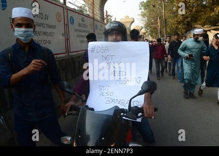 Aktivisten des Studentenrechtsrats rufen während einer Demonstration Parolen Nach dem Tod des bangladeschischen Schriftstellers Mushtaq Ahmed im Gefängnis Monate danach Stockfoto