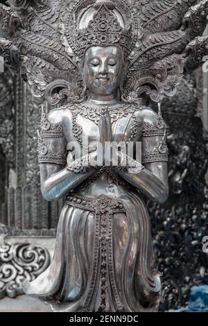 Statue im Eingang des Ubosot im Wat Sri Suphan, Chiang Mai, Thailand. Stockfoto