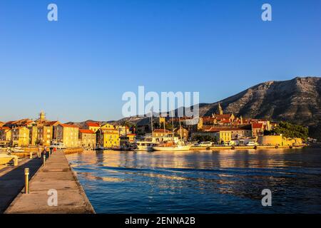 Korcula, Kroatien - 4. Oktober 2011: Blick auf die Altstadt von Korcula am Morgen Stockfoto