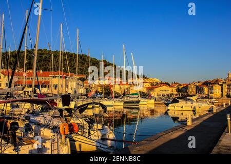 Korcula, Kroatien - 4. Oktober 2011: Blick auf den Hafen von Korcula am Morgen Stockfoto