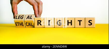 Symbol für ethische oder rechtliche Rechte. Geschäftsmann dreht Holzwürfel und ändert Wörter ethische Rechte zu gesetzlichen Rechten auf einem schönen weißen Hintergrund. Busin Stockfoto